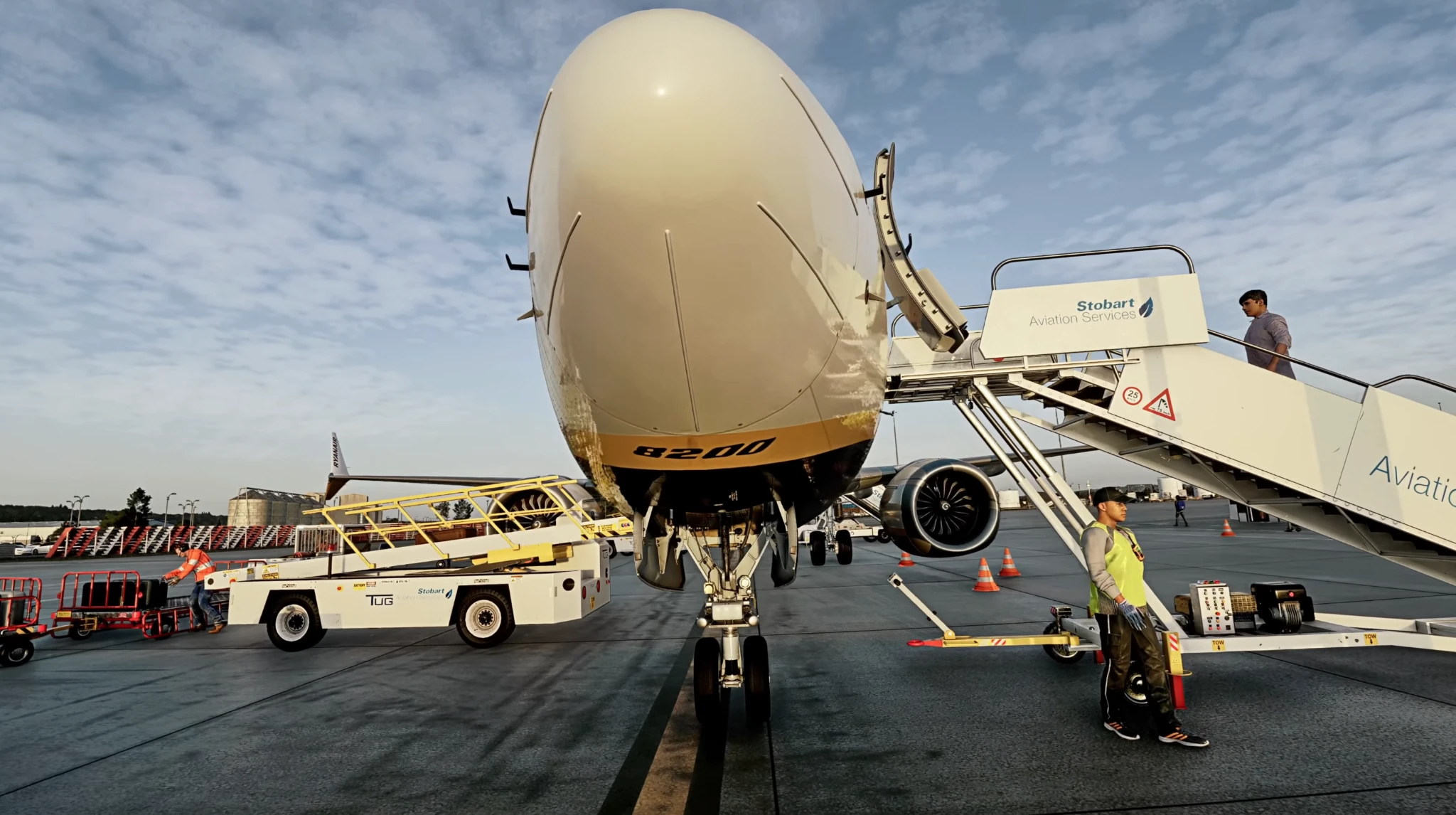 Passenger stairs and ground crew beside the aircraft in the simulator